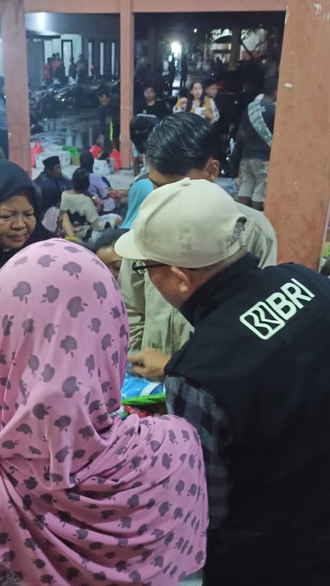 Penyaluran bantuan diberikan di salah satu titik pengungsi di Balai Desa Tumpeng,  KecamatanCandipuro Lumajang yang merupakan lokasi dengan titik pengungsian terbanyak.