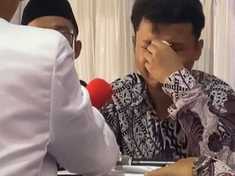 Menangis saat Ucapkan Ijab Kabul, Ini Momen Haru Adik Gantikan Ayah jadi Wali Nikah Sang Kakak