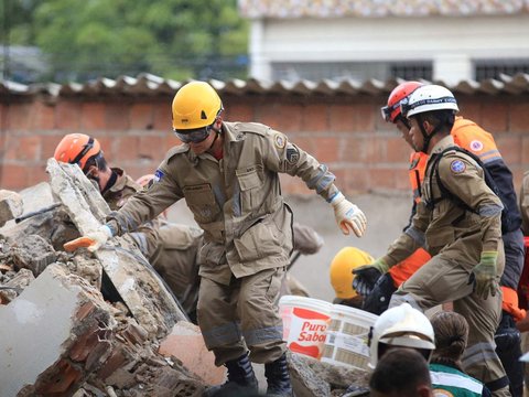 FOTO: Apartemen di Brasil Runtuh Hingga Rata dengan Tanah, 8 Orang Tewas