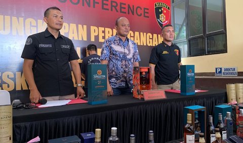 Sardo menjelaskan, awalnya pihaknya mengamankan dua kontainer minuman alkohol di Pelabuhan Dwikora, Pontianak.