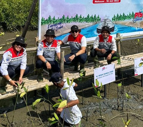 Potret Penanaman 1.000 Mangrove untuk Kurangi Emisi Karbon dan Bisnis Berkelanjutan