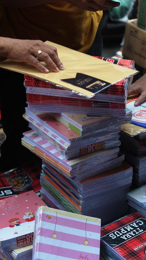 Seperti yang terlihat di kawasan Proyek Pasar Pagi Lama, Jakarta Barat, pada Sabtu (8/7/2023), penjual buku dan alat tulis tampak dikerubungi banyak pengunjung.