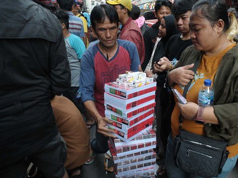 FOTO: Laris Manis Perlengkapan Sekolah Jelang Tahun Ajaran Baru