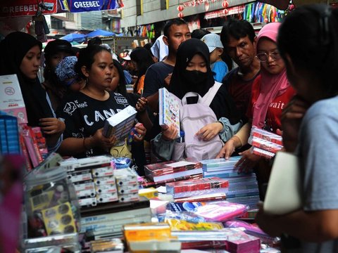 FOTO: Laris Manis Perlengkapan Sekolah Jelang Tahun Ajaran Baru