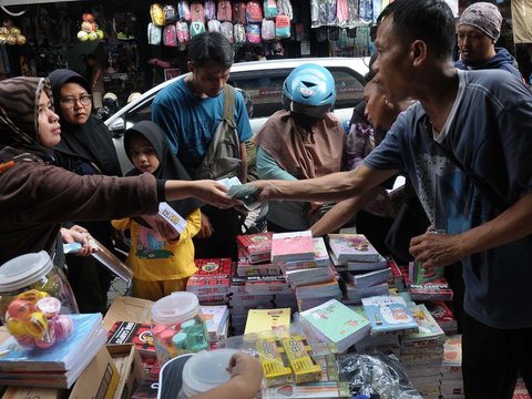 FOTO: Laris Manis Perlengkapan Sekolah Jelang Tahun Ajaran Baru