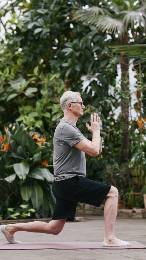 Yoga adalah latihan yang dapat memberikan manfaat kesehatan dan kebugaran bagi semua orang, termasuk pria.