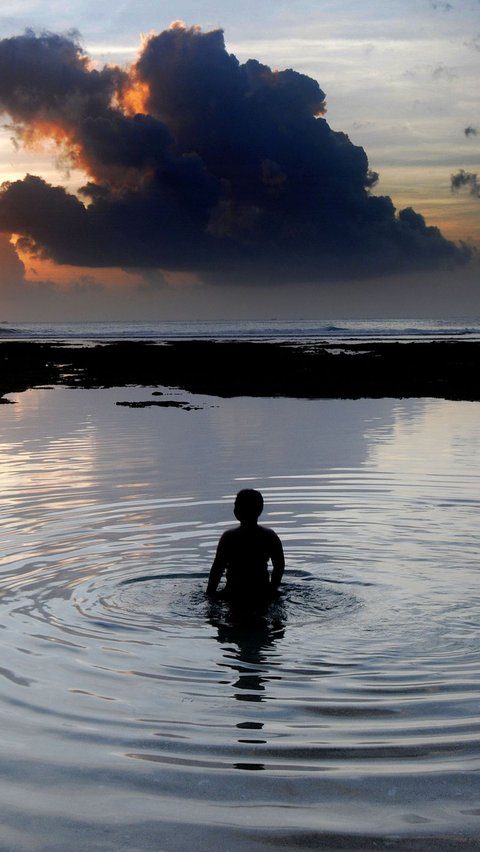 Berbagai spot pantai 'hidden gem' atau masih tersembunyi saat ini menjadi salah satu tujuan para wisatawan, terutama oleh mereka yang menyukai pemandangan alam yang masih alami. Berikut deretan pantai tersembunyi di Pulau Dewata: