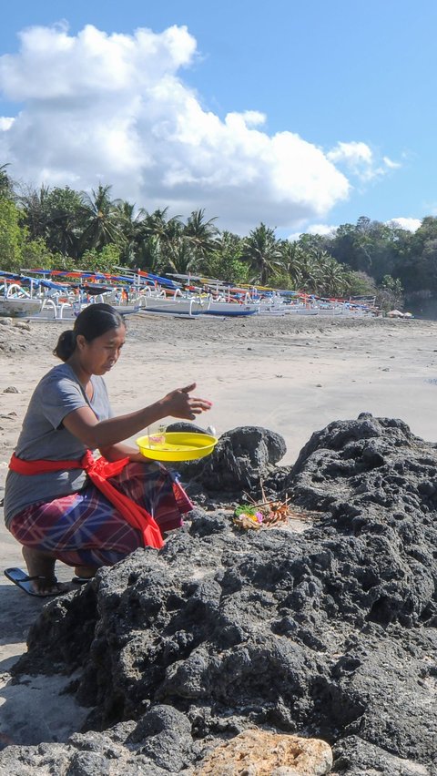 Pantai Virgin berada di Desa Perasi, sehingga kerap warga lokal menyebutnya dengan Pantai Perasi.