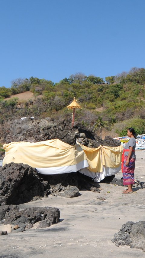 Di pantai ini, wisatawan disuguhkan pantai putih yang bersih dengan air laut yang tenang dan jernih sehingga wisatawan dapat dengan aman beraktivitas di pantai. Tiket masuk ke pantai cukup murah hanya Rp10 ribu per orang.