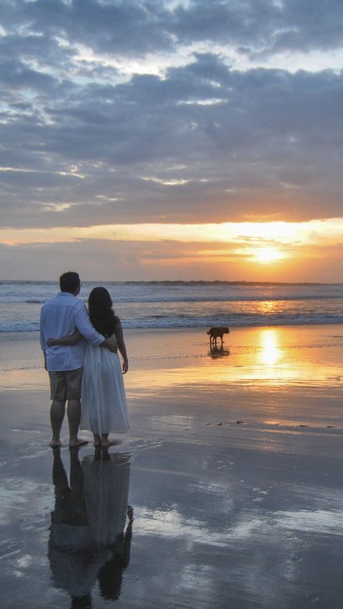 Terdapat banyak pohon kelapa yang semakin menambah keindahan alam di kawasan pantai ini. Tidak ada retribusi masuk ke pantai ini.