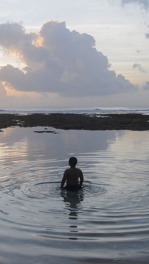 Menjelang matahari terbenam, pantai ini ramai wisatawan yang ingiun menyaksikan sunset sambal berendam pada lubang-lubang karang yang terendam air laut.