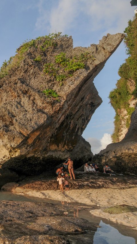 Menuju pantai ini wisatawan akan menuruni tangga curam sekitar 50 meter dengan biaya masuk Rp5 ribu untuk parkir sepeda motor dan Rp10 ribu untuk parkir mobil.