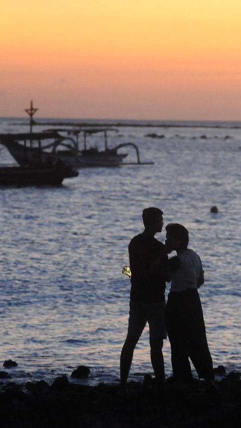 Berjarak sekitar 14 km dari Kota Denpasar, sunset di pantai ini sungguh mempesona dengan latar pesawat yang mendarat di bandara.