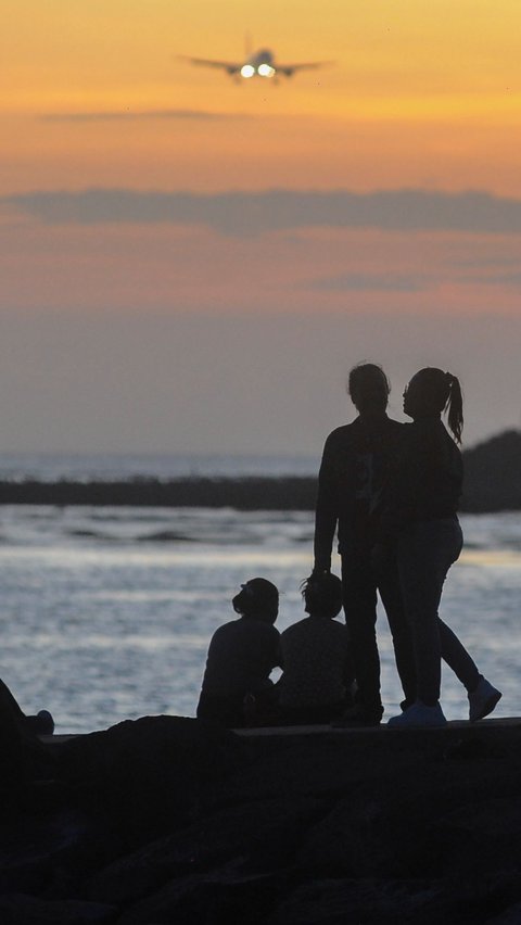 Biaya yang perlu dikeluarkan saat mengunjungi pantai ini hanyalah tarif parkir Rp5.000 bagi mobil.