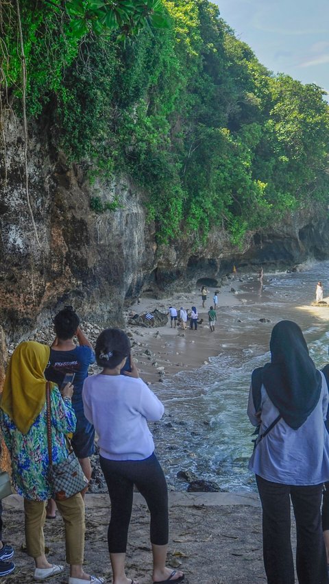 Namun, pengunjung disarankan untuk menggunakan motor karena di Pantai Tanah Barak ini tidak tersedia parker mobil.