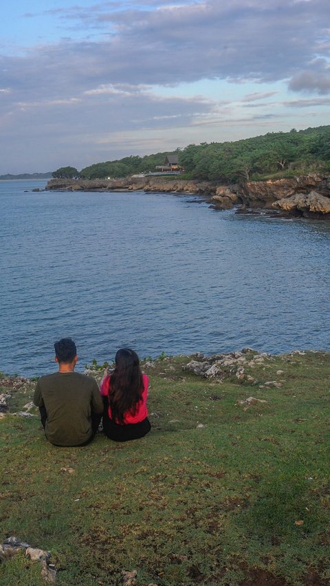 Pantai ini memiliki keindahan karang yang menawan.