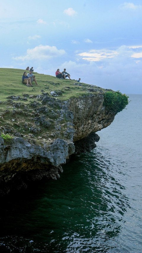 Sejak lima tahun terakhir, pantai ini mulai dikunjungi wisatawan untuk melakukan surfing, camping, berfoto, memancing, atau bahkan sekedar bersantai secara gratis.