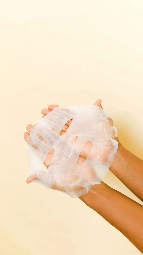 Yang perlu dilakukan adalah membersihkan wajah, lalu gunakan hydrating toner atau sheet mask. Setelah toner atau sheet mask sudah meresap pada kulit.