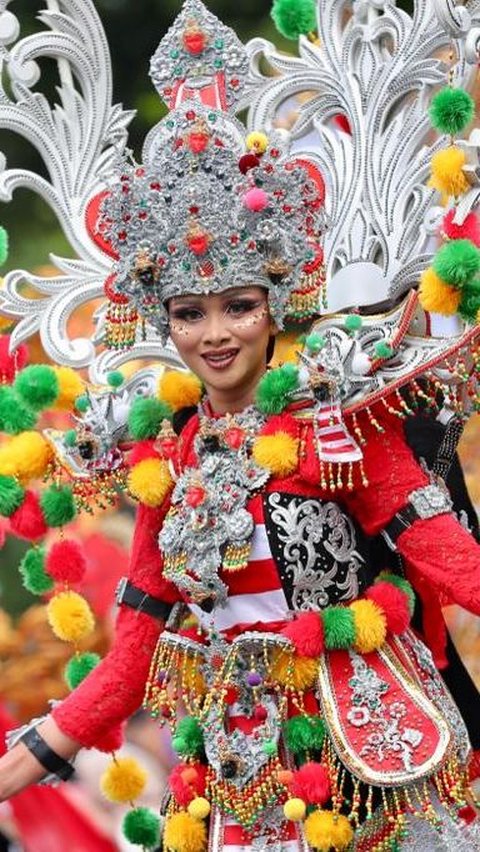 Pengunjung memadati catwalk jalanan sepanjang tiga kilometer. Dari jalan Veteran di sisi utara Taman Blambangan hingga di penghujung Jalan Jenderal Sudirman.