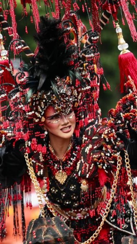 Kostum yang dibawakan oleh ratusan talent tersebut merepresentasikan kekhasan masing-masing sub geosite tersebut.