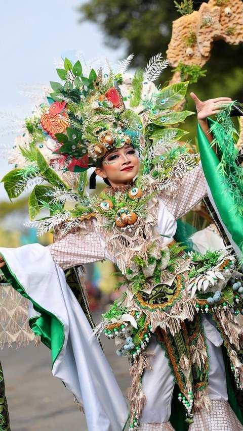 Pagelaran Banyuwangi Ethno Carnival (BEC) 2023 yang mengusung tema The Magic of Ijen Geopark berhasi memukau ribuan pengunjung, Sabtu (8/7/2023).