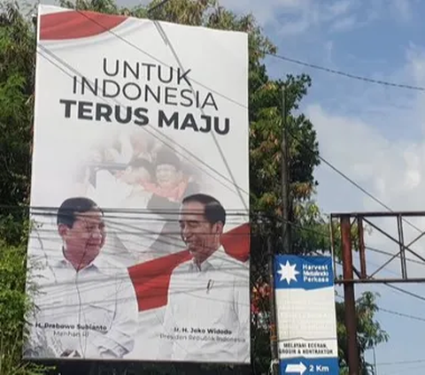 Dalam baliho besar tersebut kedua tokoh yang pernah bersaing di Pemilihan Presiden (Pilpres) 2019 lalu, nampak mengenakan kemeja putih. Foto dengan pose berhadap hadapan tersebut berlatar belakang warna merah putih. Selain itu terdapat tulisan 'UNTUK INDONESIA TERUS MAJU'.