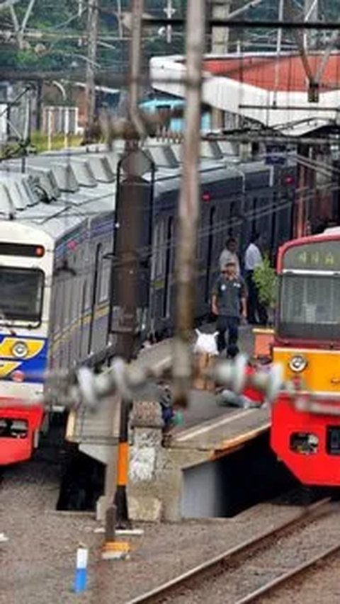 Viral Video Pria Tiba-Tiba Bunuh Diri Tiduran di Rel saat KRL Lewat di Senen