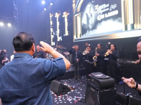 Momen Prabowo Nonton Konser 3 Dekade Ari Lasso, Beri Salam Hormat sampai Nyalakan Flash Light