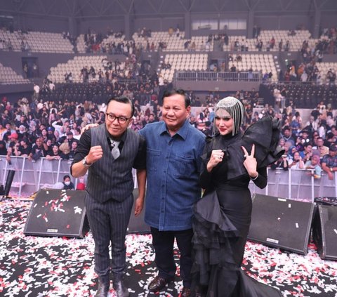 Momen Prabowo Nonton Konser 3 Dekade Ari Lasso, Beri Salam Hormat sampai Nyalakan Flash Light