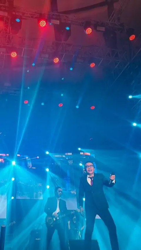 Momen Prabowo Nonton Konser 3 Dekade Ari Lasso, Beri Salam Hormat sampai Nyalakan Flash Light