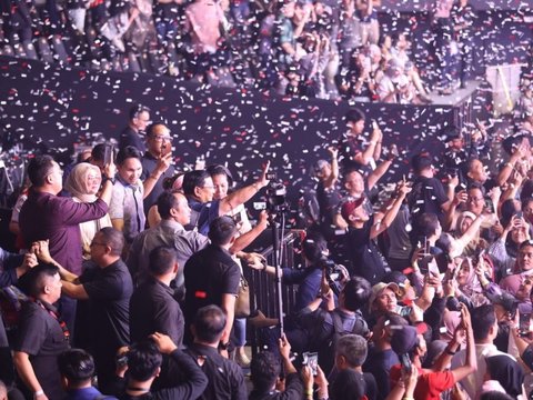 Momen Prabowo Nonton Konser 3 Dekade Ari Lasso, Beri Salam Hormat sampai Nyalakan Flash Light