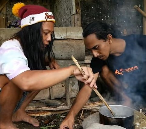 Makan Bulu Babi, Muka Si Pawang Ular Dede Inoen Bentol-bentol Memerah