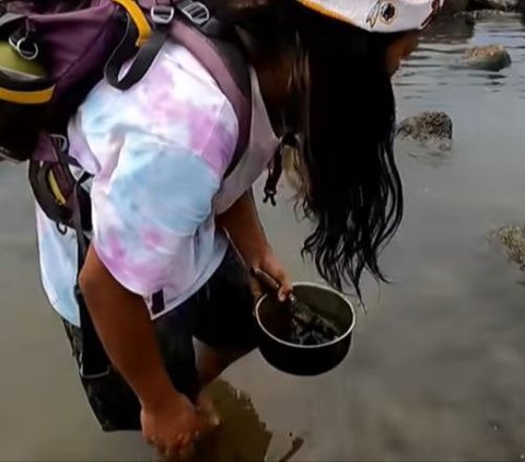 Makan Bulu Babi, Muka Si Pawang Ular Dede Inoen Bentol-bentol Memerah