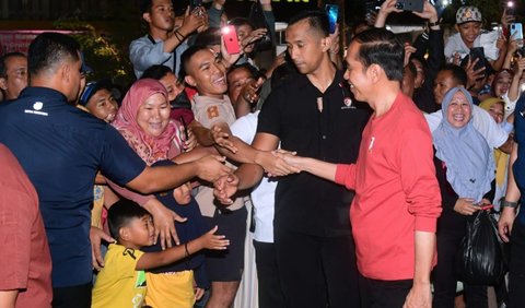 Senada, Daris, pelajar asal Cilegon yang sedang belajar di Yogyakarta juga mengaku tidak menyangka bisa bertemu langsung dengan Presiden Jokowi. Bahkan, ia juga mendapatkan kaus dari Presiden Jokowi.