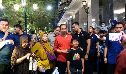 Tidak hanya masyarakat, para pedagang di kawasan Malioboro ikut terkejut dengan kedatangan Presiden Jokowi. Dadang, seorang pedagang pakaian di Teras Malioboro 2 pun menyampaikan terima kasih atas kunjungan Presiden Jokowi.