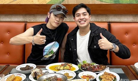 Jerome Polin mengejutkan penggemar dengan unggahan terbarunya di instagram. Ia membagikan momen kebersamaannya dengan Taeyong NCT yang tengah berada di Indonesia.