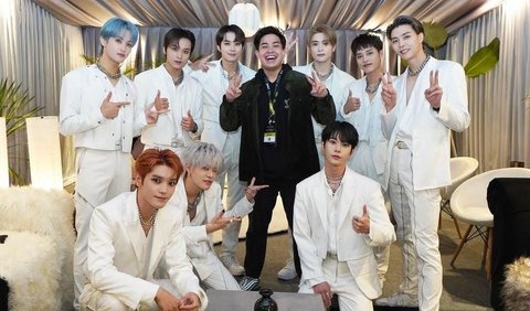 Jerome tak hanya berfoto bersama member NCT, ia juga sempat membuat konten joget TikTok yang saat itu viral.