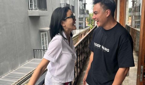 Dalam foto-fotonya, Baim dan Nikita terlihat akrab. Mereka tertawa bersama.