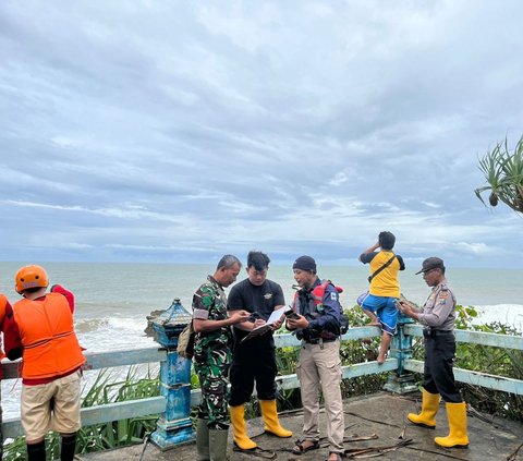 Terseret Ombak di Malang, Satu Selamat dan Empat Orang Masih Hilang