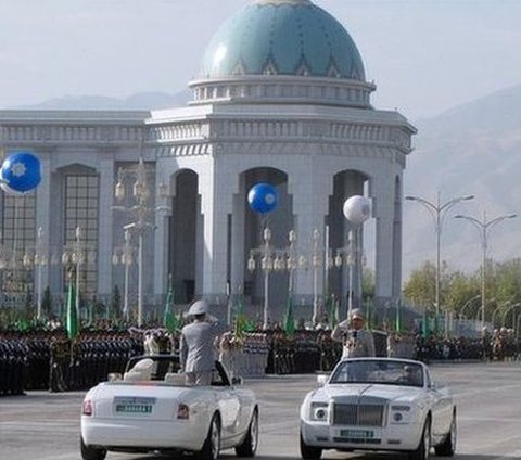 Namun, antusias wisatawan asing berkunjung ke negara tersebut tetap tinggi. Wisata ikonik Turkmenistan adalah  