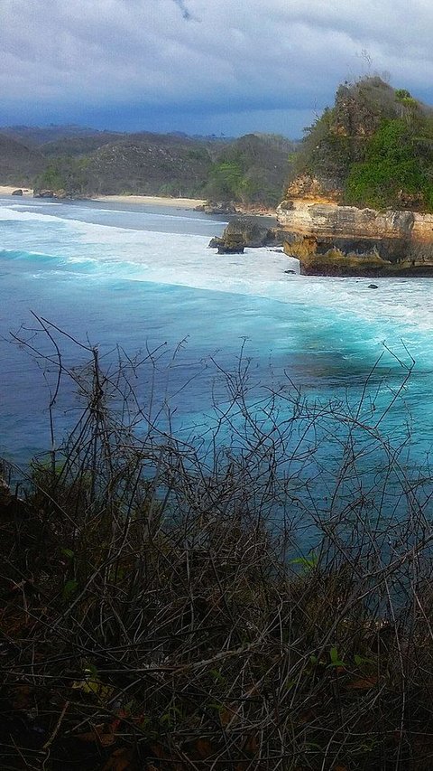 Mereka telah tiba di lokasi petang sebelumnya dan bermalam di sekitar lokasi. Rombongan terdiri dari 17 Warga Negara Asing (WNA) dan 12 Warga Negara Indonesia (WNI).