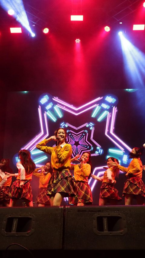 Personil JKT48 saat tampil memeriahkan ajang Festival6 di Senayan Park, Jakarta, Sabtu (8/7/2023). Aksi enerjik personil JKT48 memeriahkan hari pertama Festival6.