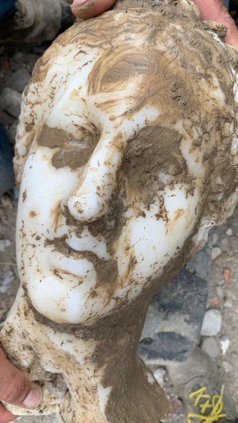 Begini bentuk patung kepala Dewi Aphrodite dari marmer yang ditemukan di bawah fondasi tembok.<br /><br />Foto: Twitter @gualtierieurope