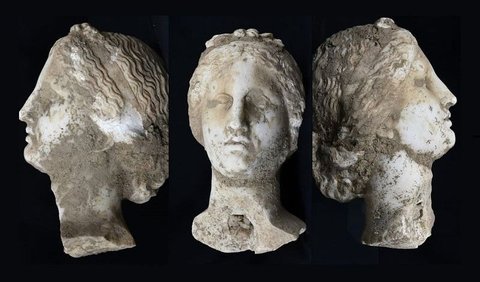 Patung ini dibuat dengan tata rambut halus khas Aphrodite, yang ditata ke belakang kemudian diikat dengan sebuah 