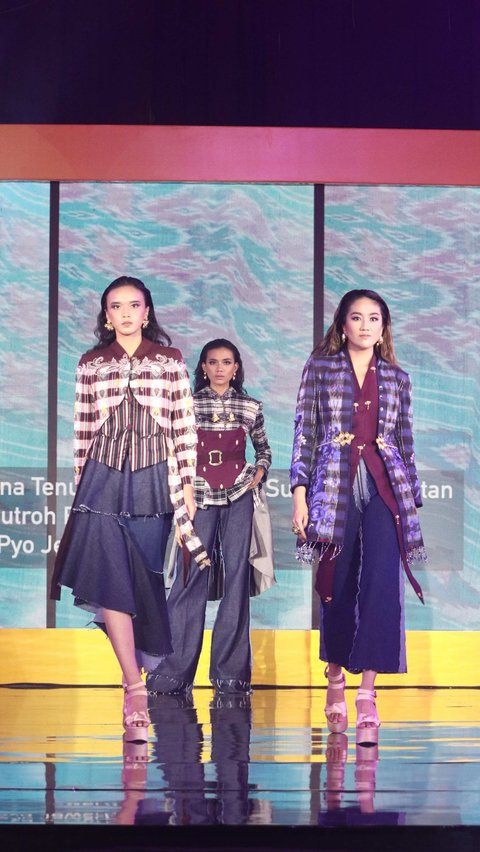 Seperti inilah baju-baju karya Putroh Ramadhan yang dipamerkan saat dibawakan sejumlah model cantik Festival 6 2023 di Jakarta, Sabtu (8/7/2023). <br /><br />Fotografer: Angga Yuniar<br />Reporter: Dyah Ayu Pamela<br />Sumber: Liputan6.com