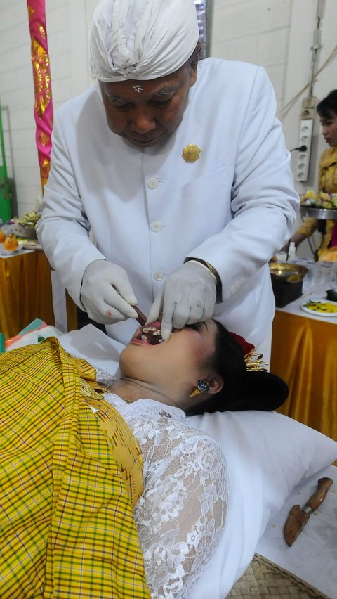 FOTO: Menengok Mepandes, Ritual Sakral Potong Gigi bagi Remaja Hindu di Bogor