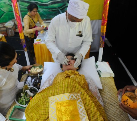 Sangging adalah orang yang bertindak sebagai pemotong gigi dalam ritual tersebut. Prosesi ini bisa dilihat di Pura Giri Kusuma, Kota Bogor yang saat ini sedang menggelar ritual potong gigi  secara massal pada Minggu (9/7/2023).