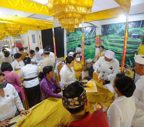 Bagi umat Hindu di Bali, ritual ini sebagai penanda seseorang sudah dewasa. Ritual keagamaan potong gigi ini merupakan salah satu ritual yang harus dilalui anak ketika beranjak dewasa atau akil balig.