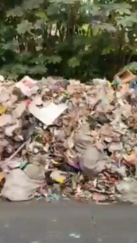 Penampakan Tumpukan Sampah Di Tanah Baru Depok Sampai Tutupi Jalan