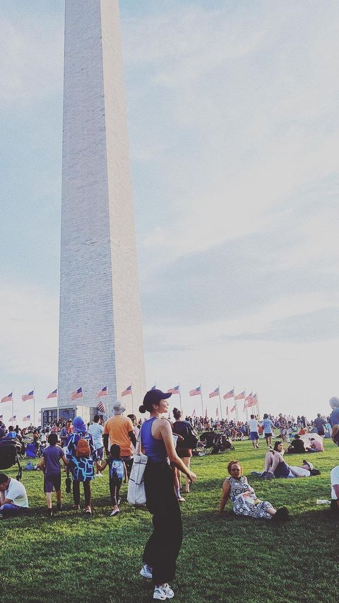 Menyandang status baru sebagai istri diplomat di Kedutaan Besar Republik Indonesia di Washington, Enzy juga turut merasakan kemeriahan perayaan hari kemerdekaan Amerika Serikat yang jatuh pada tanggal 4 Juli kemarin di Washington Monument.